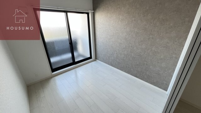 物件内観写真7　(広くて明るい寝室)