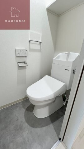 物件内観写真8　(落ち着いた色調のトイレです)