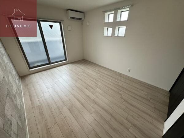 物件内観写真4　(ゆったりとした居間です)