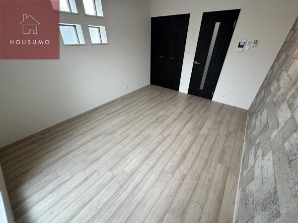 物件内観写真7　(落ち着いた色調の寝室です)