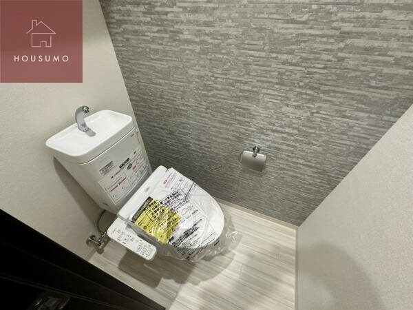 物件内観写真8　(落ち着いた色調のトイレです)