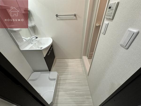 物件内観写真11　(独立洗面台、小物を置くことができて便利です)