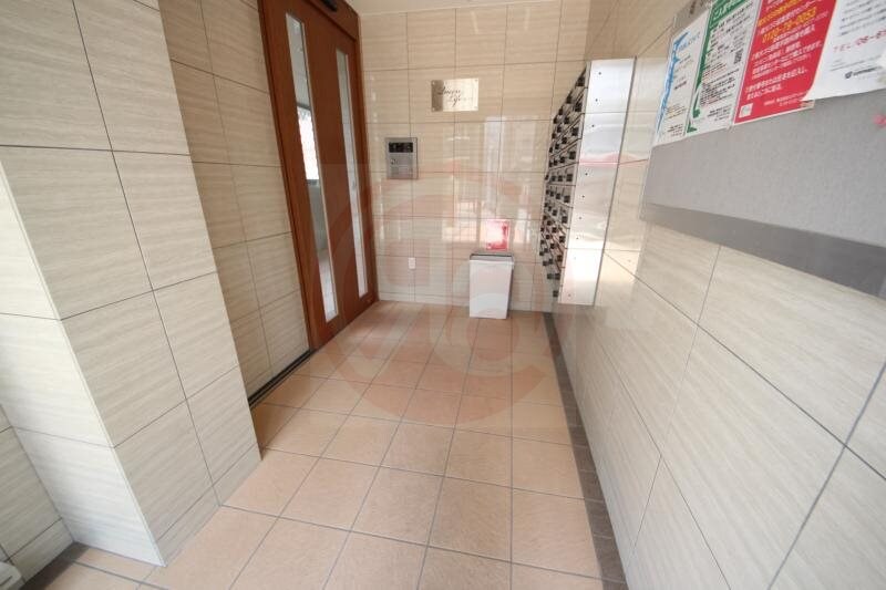 物件外観写真3　(清潔なロビーです)