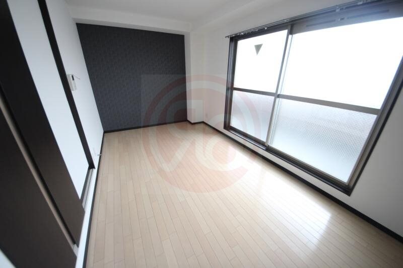 物件内観写真12　(広くて明るい寝室)