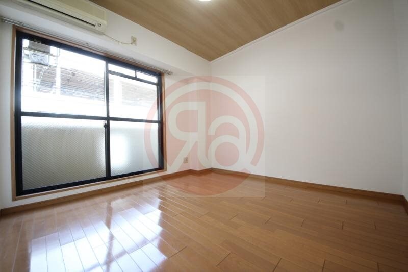 物件内観写真5　(こちらの居間で趣味の時間をお楽しみください)