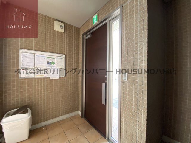 物件外観写真2　(ゆとりのあるエントランスです)