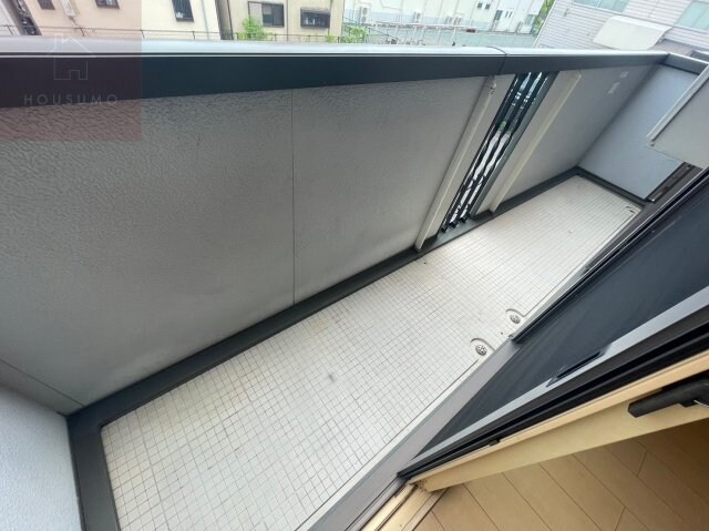 物件内観写真11　(開放的で明るい空間を演出してくれるバルコニーです)