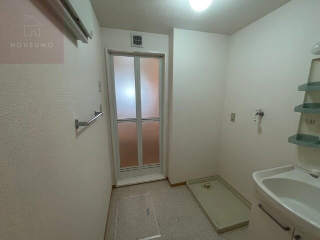 物件内観写真22　(広い洗面スペース)