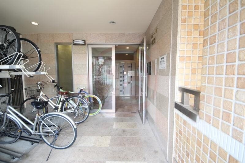 物件外観写真2　(ゆとりのあるエントランスです)