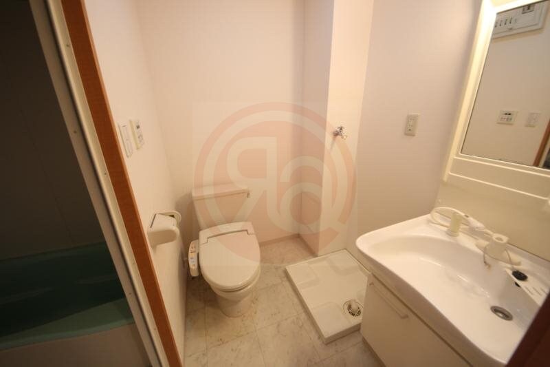 物件内観写真18　(広い洗面スペース)