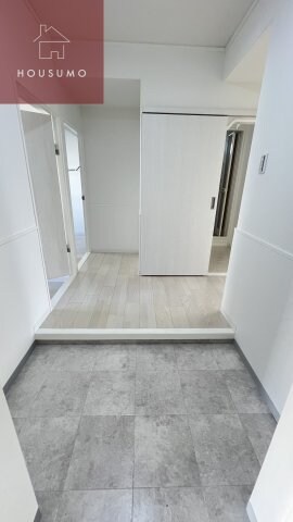 物件内観写真8　(収納もある玄関です)