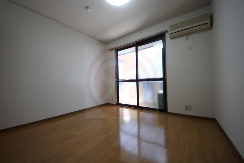 物件内観写真4　(ゆったりとした居間です)