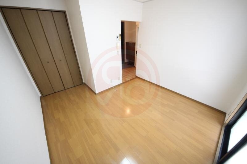 物件内観写真18　(広くて明るい寝室)