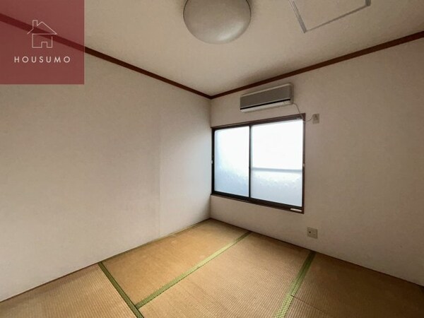 和室(畳の上でゆっくりとくつろげる和室です)