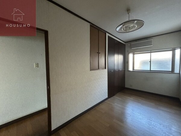 寝室(広くて明るい寝室)