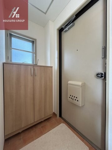 物件内観写真9　(収納もある玄関です)