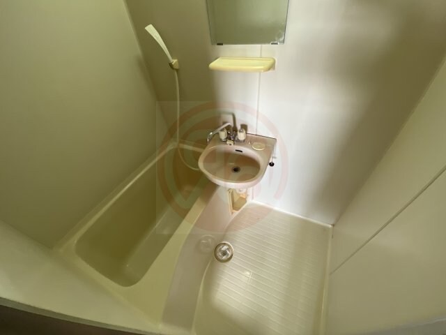 物件内観写真8　(開放的な寝室です)