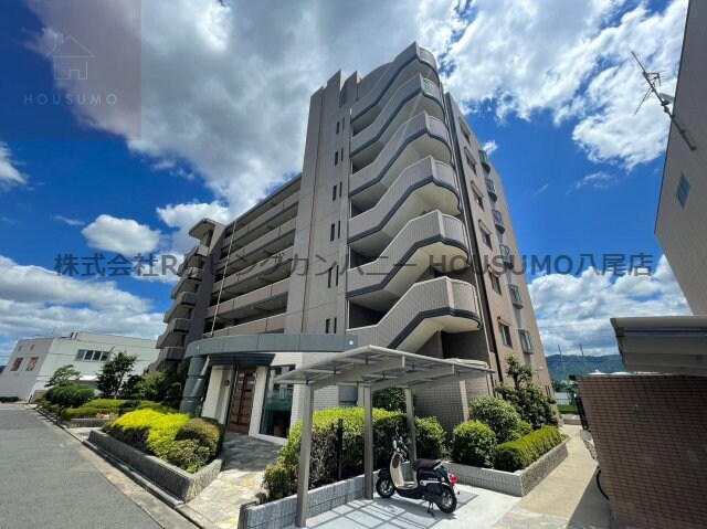 物件外観写真1　(外観は落ち着いています)