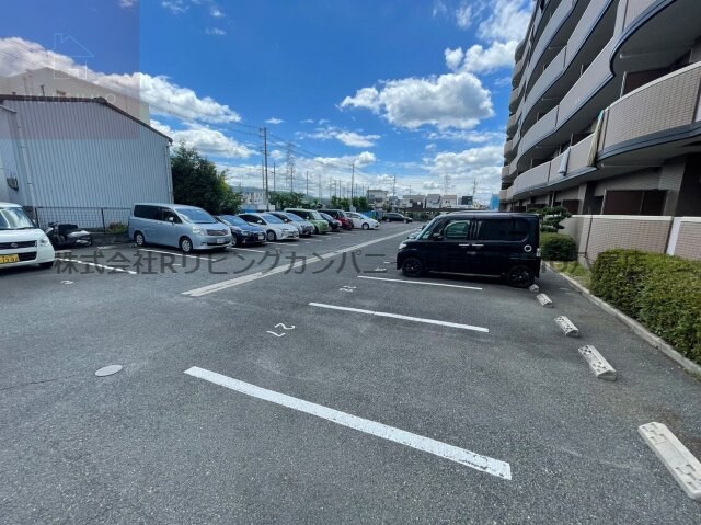 物件外観写真2　(駐車場があるので、車を買う予定の方も安心です)