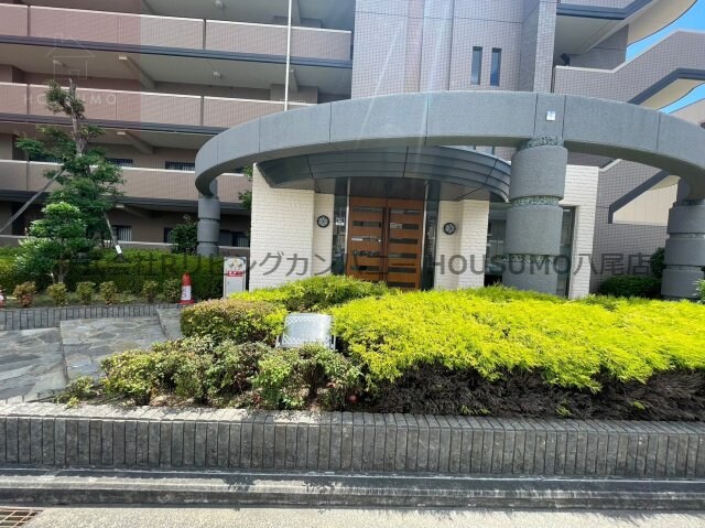 物件外観写真3　(落ち着いたエントランスです)