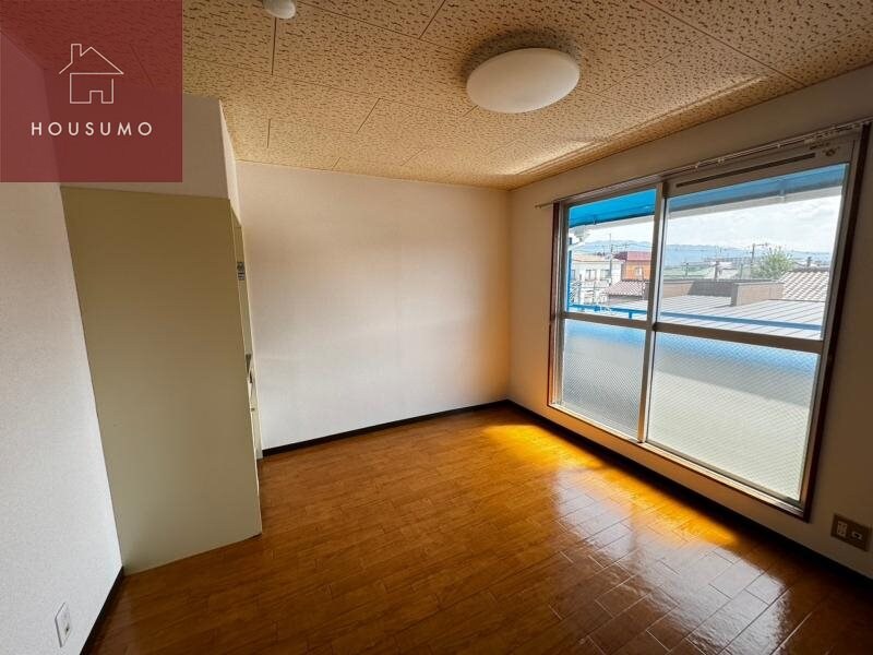 物件内観写真5　(こちらの居間で趣味の時間をお楽しみください)