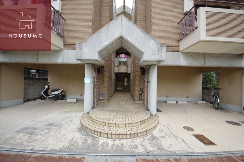 物件外観写真3　(清潔なエントランスです)