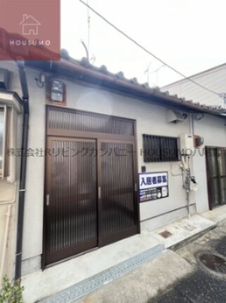 物件外観写真1　(落ち着いた雰囲気の外観です)