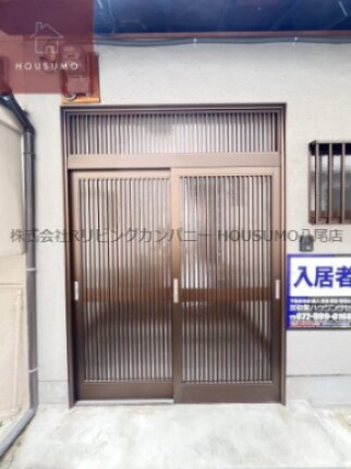 物件外観写真2　(落ち着いたエントランスです)