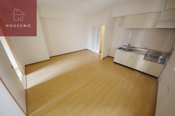 居室(ゆったり過ごせる居間です)