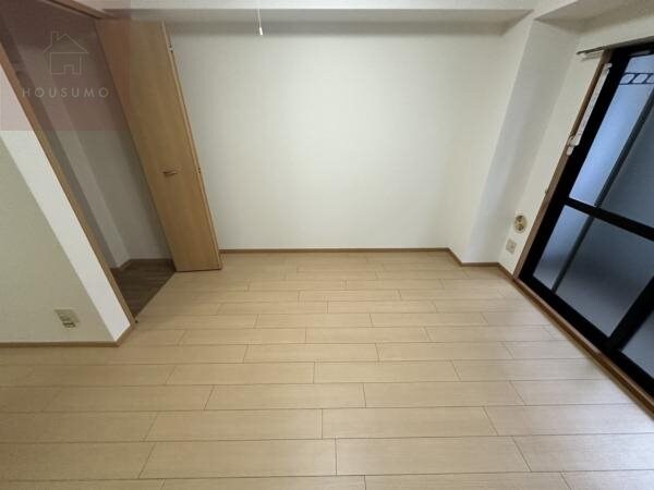 物件内観写真25　(落ち着いた色調の洋室です)