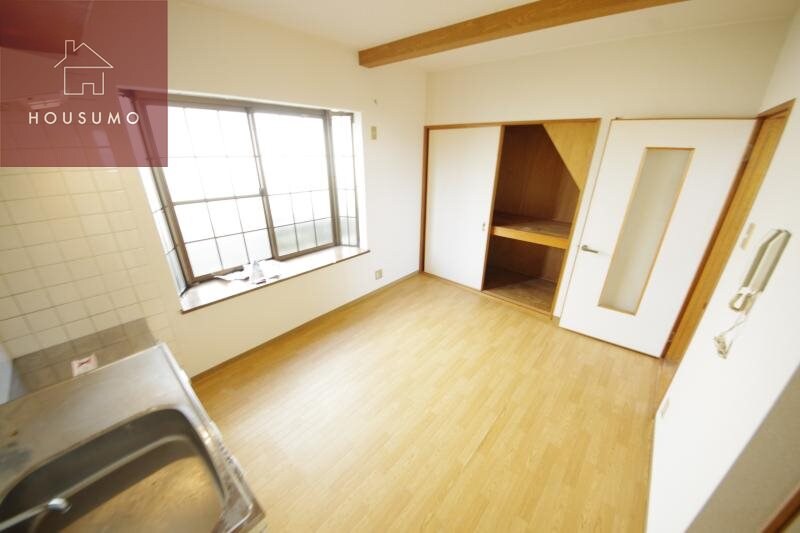 物件内観写真22　(明るい色調の室内です)