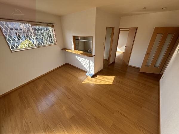 物件内観写真5　(おしゃれな居間です)