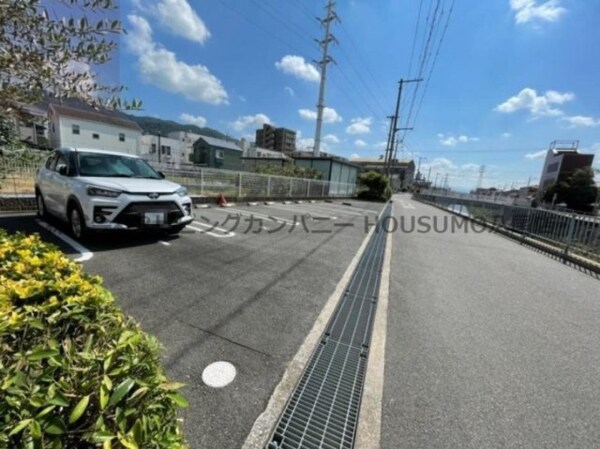駐車場(駐車場に車を止められます)