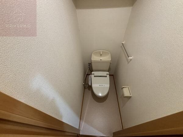 物件内観写真9　(ゆったりとした空間のトイレです)