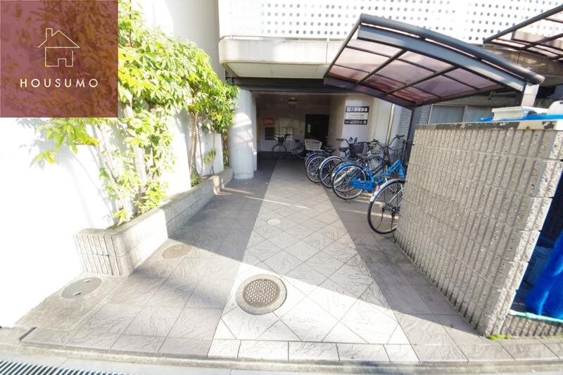 物件外観写真2　(落ち着いたエントランスです)