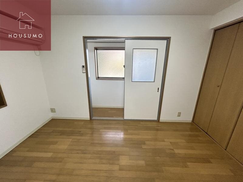 物件内観写真8　(開放的な寝室です)