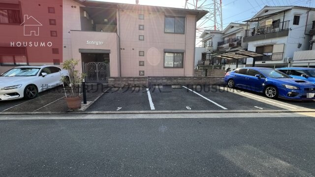 物件外観写真3　(駐車場があります)