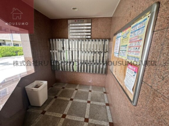 物件外観写真3　(落ち着いたエントランスです)