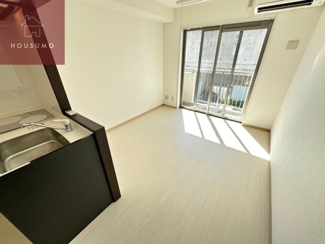 物件内観写真5　(落ち着いた色調の洋室です)