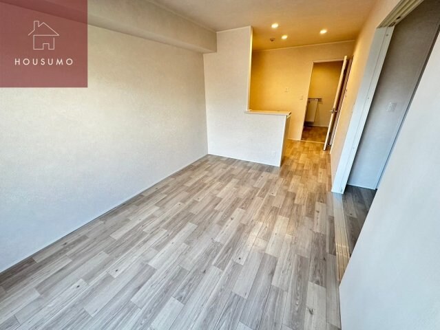 物件内観写真4　(こちらのリビングで趣味の時間をお楽しみください)