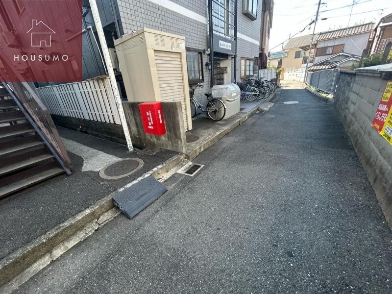 物件外観写真2　(落ち着いたエントランスです)