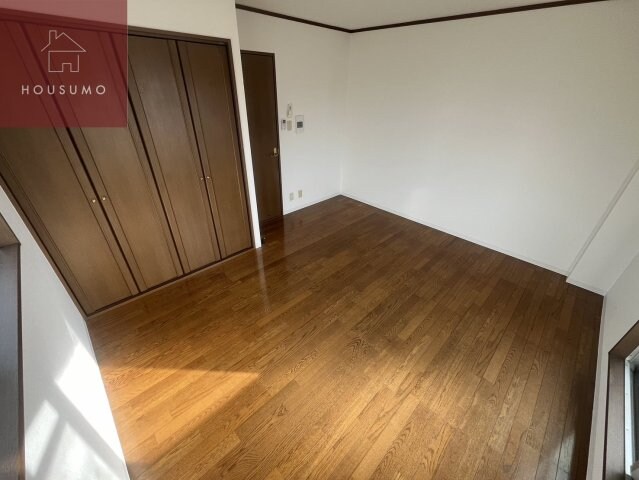 物件内観写真4　(こちらの居間で趣味の時間をお楽しみください)