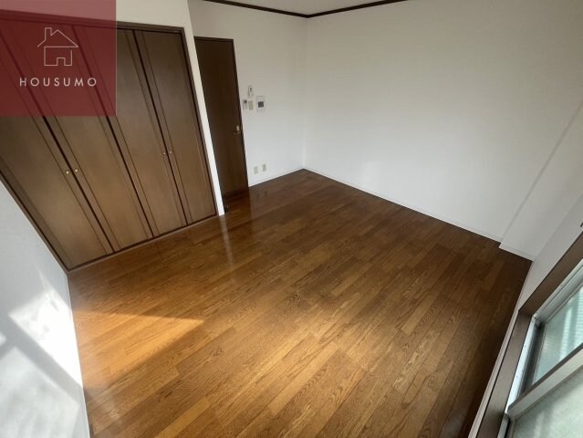 物件内観写真7　(広くて明るい寝室)