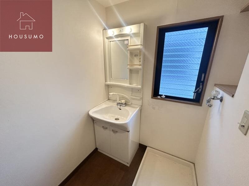 物件内観写真11　(独立洗面台、朝の身支度には欠かせません)