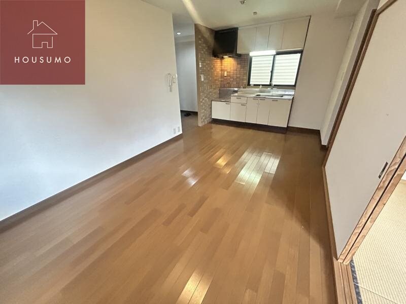 物件内観写真16　(こちらのリビングで趣味の時間をお楽しみください)