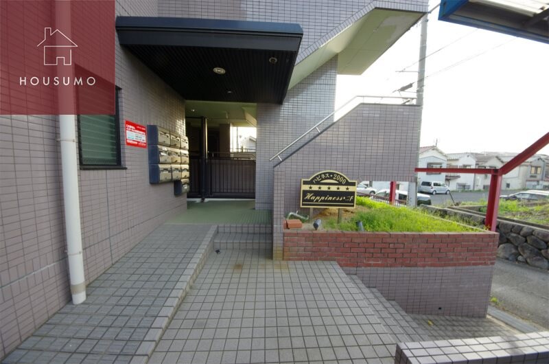 物件外観写真3　(ゆとりのあるエントランスです)