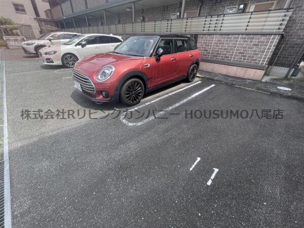 駐車場(車をお持ちの方に嬉しい駐車場付きの物件です)