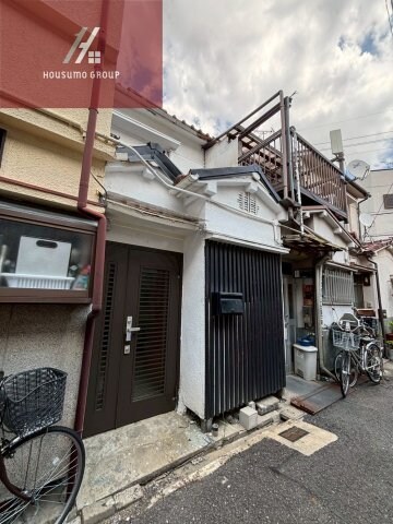 物件外観写真2　(ゆとりのあるエントランスです)