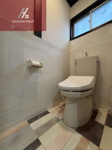 物件内観写真10　(落ち着いた色調のトイレです)