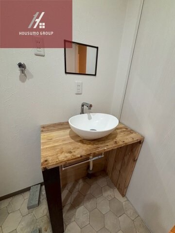 物件内観写真16　(独立洗面台、朝の身支度には欠かせません)